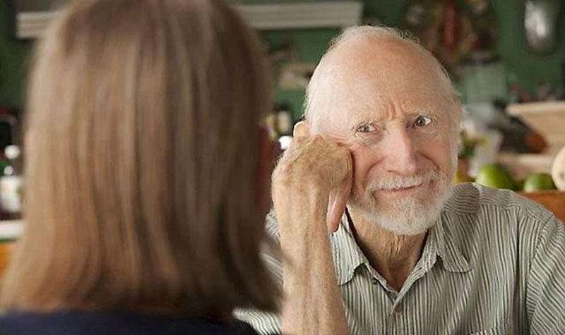 Ældre mand har en samtale med en kvinde